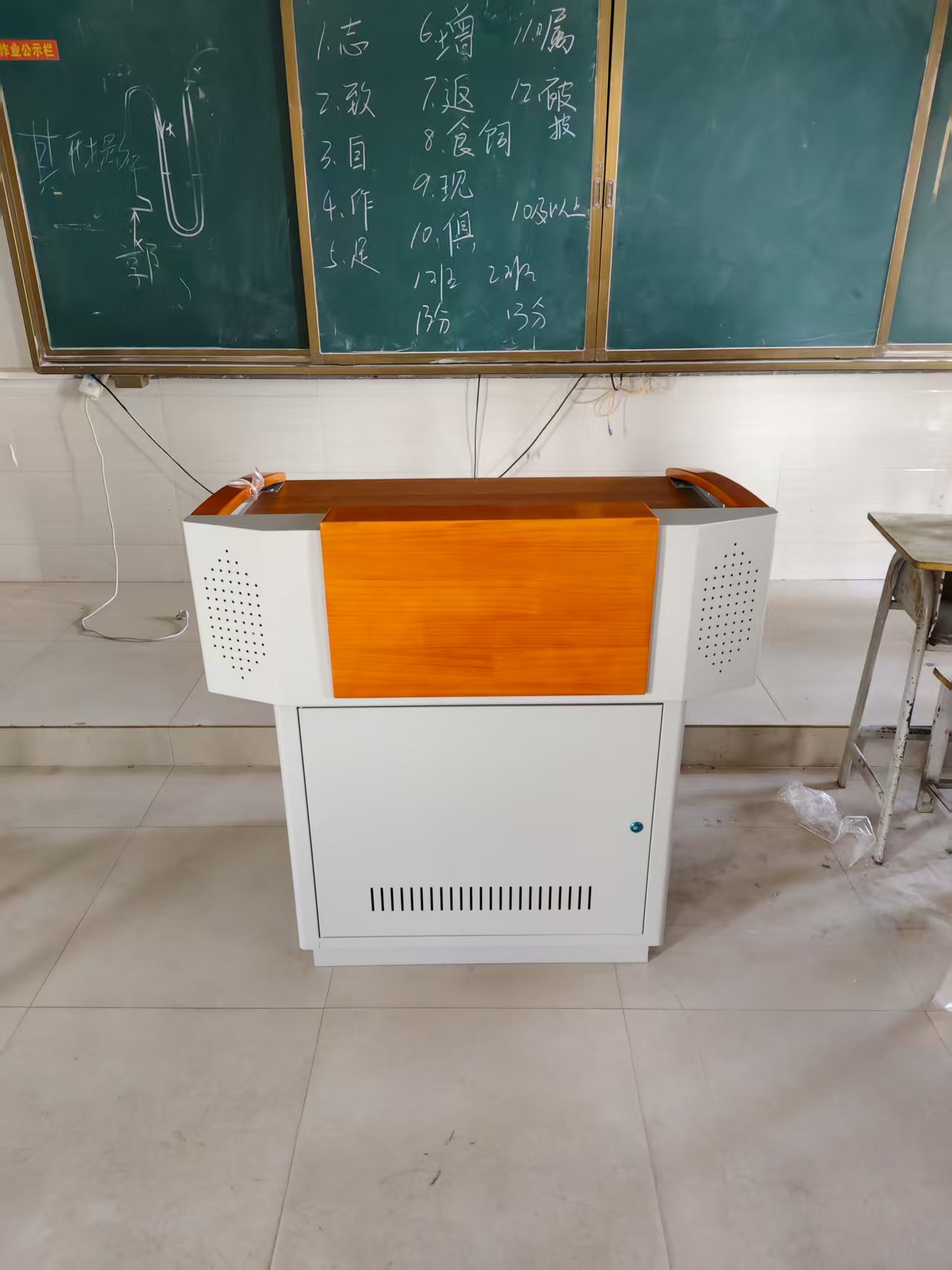 A new teacher lectern installed in a classroom at Anyi County No. 5 Middle School.