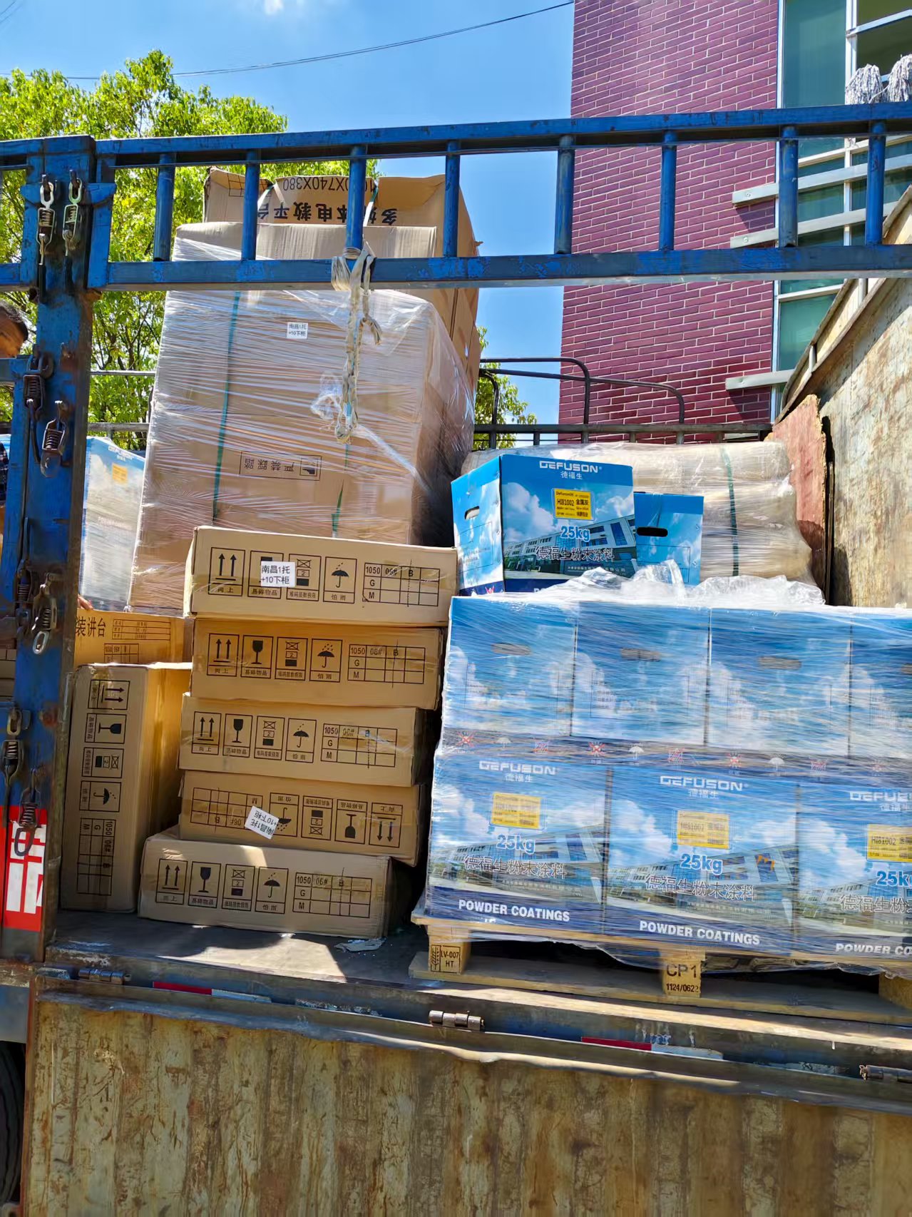 Donated lecterns and sports supplies delivered to Anyi County No. 5 Middle School.